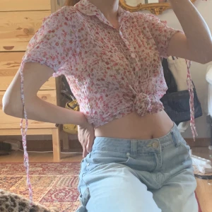 Blommig top💋 - Så fin blus köpt secondhand! För stor på mig som e xs:( 150 inklusive frakt