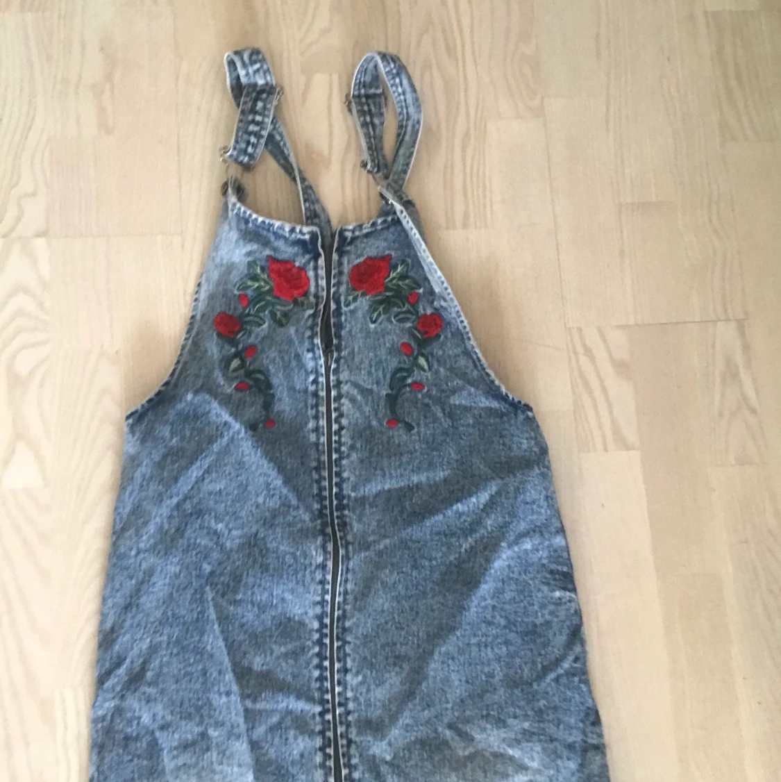 Jeansklänning med rosor - 90