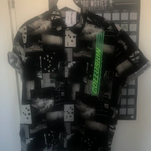 Skjorta från COLLUSION  - Köpt från asos men typ aldrig använt den. Använt den som oversize skjorta så den är i strl M (killstorlek)