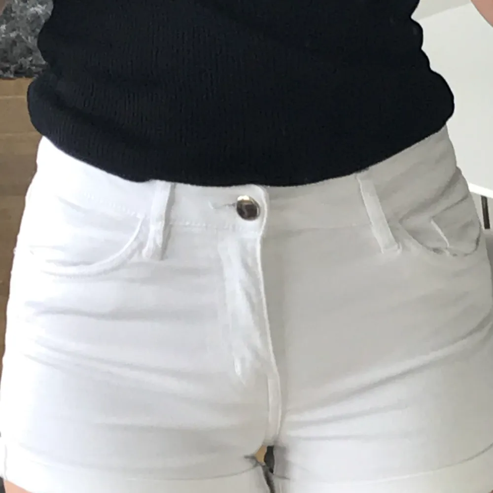  vita shorts <3                                                    (frakten är inkluderad). Shorts.