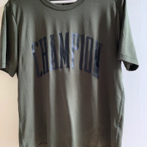 Champion T-shirt - Tröja från Champion, Storlek M 