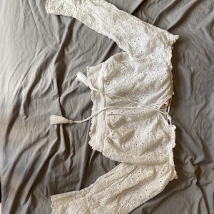 חולצה ‏מהממת ‏עם ‏כיווצים ‏וקשירה - נלבשה  ‏פעם ‏אחת ‏איכות ‏מעולה ‏מידה ‏L