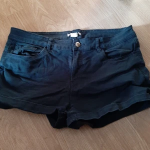 Jeans shorts - Köpt på HM fint skick 