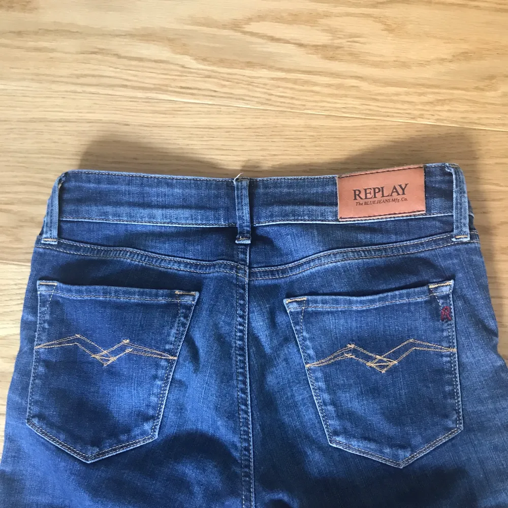 Snygga Replay jeans i fint skick. Strl w25 är uppsydda så skulle säga att den passar någon som är runt 160 cm.  Kan mötas i Göteborg eller skicka, isåfall står köparen för frakten.. Jeans & Byxor.