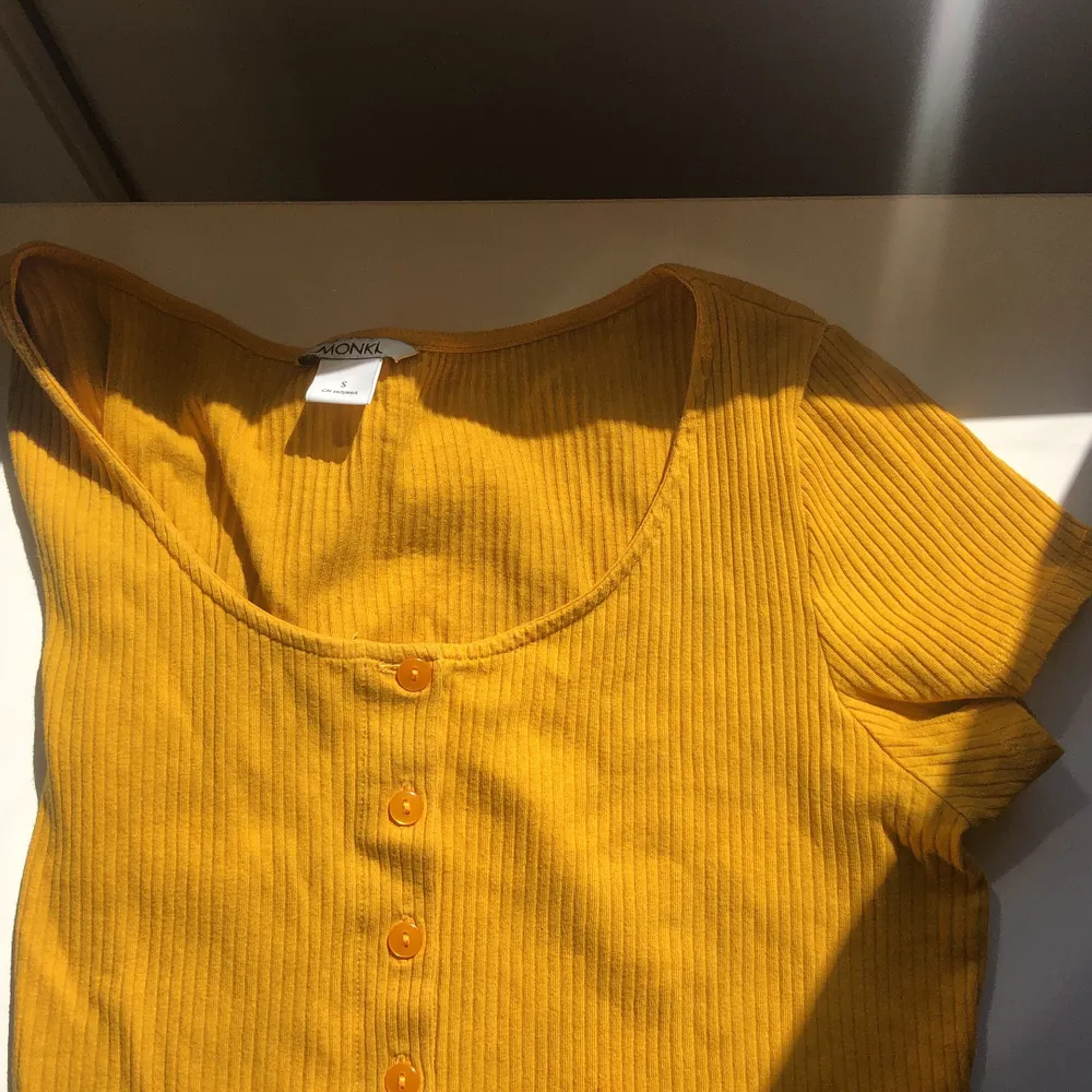 En snygg söt croppad tröja från monki! Köpt secondhand aldrig använd från mitt håll! 🧡🧡🧡🧡🧡köp på!!! (Den är lite missfärgad i heleten, men det syns inte en sådan stor skillnad!). T-shirts.