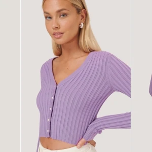 Lila kofta från AFJ x NAKD  - Säljer denna slutsålda fina toppen/koftan i storlek M i LILA för 450 kr från AFJ x NAKD💘 jättefin på helt oanvänd, lappar kvar. Frakt tillkommer