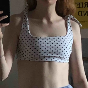  - Vit prickig bikini från ASOS