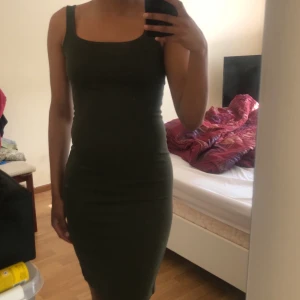 Grön klänning  - Passar perfekt till sommardagar/kvällar ☀️ Klänningen ger en fin form och kan användas till olika tillfällen 🥂  Finns i Solna (köparen står för frakt)   