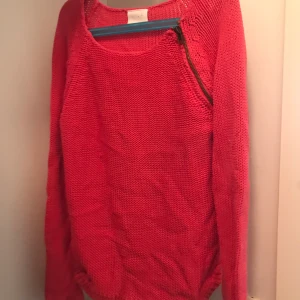Rosa/röd topp med zip - Tunn stickad kofta med dragkedje detaljer.       [Frakt 35kr]
