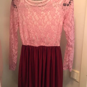 Spetsklänning  - Använd en gång. Genomskinlig spets på ryggen  [Frakt 10kr]