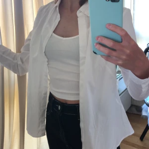 vit skjorta - helt oanvänd skivorna från asos, aldrig använd med prislapp kvar! använder inte skjortor så därav säljer jag den😁 köpte för 300kr säljer för 100kr+ frakt