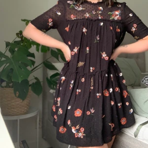 Blommig klänning från zara - Cool sommarklänning från zara