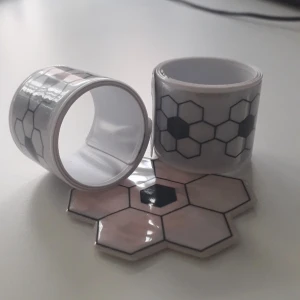 Vita reflexer ALLA STORLEKAR - Vit färg med "blommor" med lite silver prickar på.