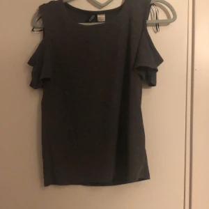 H&M - En grå topp från h&m i storleken S