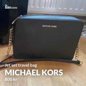 Michael Kors Jet set travel bag - Hej! Säljer denna nu för att den inte kommer till användning. Säljer den för 800 kr, pris kan diskuteras. Nypris 1600kr 