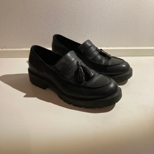 Vagabond loafers strl 39 - Nästan oanvända Vagabond loafers. Finns i Sthlm. Kan mötas upp alt skicka! Mottagaren betalar frakt. 