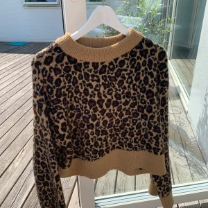Stickad tröja i leopardmönster  - Säljer denna extremt sköna och fina tröja från Zara då den inte kommer till användning längre. Storlek S, köparen står för eventuell frakt 💕
