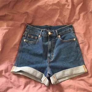 Blå jeansshorts från monki, använda fåtal gånger så bra skick! Säljer pga för små (köpare står för frakt)