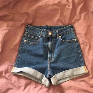  - Blå jeansshorts från monki, använda fåtal gånger så bra skick! Säljer pga för små (köpare står för frakt)