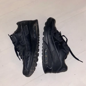 Nike air Max modell 90 - Nypris 1499kr. Säljer svarta Nike air Max modell 90. Finns lite slitningar på dem som ni ser på bilderna. Hör av er om ni vill ha flera bilder🥰 Kan skickas eller mötas upp i Mariestad. Betalas via Swish och köparen står för frakt☺️