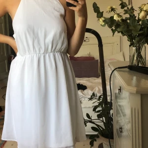 fin sommarklänning!🌼🌸 - vit make way klänning! Använt en gång🤍 är stretchig och står storlek 42, sitter som M! + Frakt  👼🏼