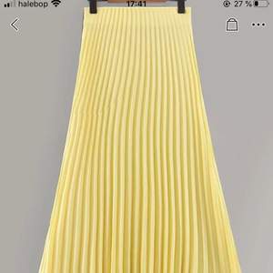 Superfin gul plissserad kjol, köptes på shein men är ändå bra kvalitet! Säljs då den inte används!