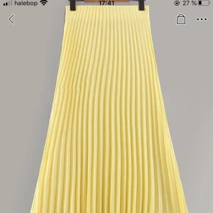 Plisserad kjol - Superfin gul plissserad kjol, köptes på shein men är ändå bra kvalitet! Säljs då den inte används!