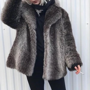 Jacka (fusk-päls såklart) - Superfin och riktigt bra kvalitet på jackan. Köparen står för frakt 🦋 passar xs-m