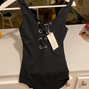 Body med snörning S - Frakt ingår 