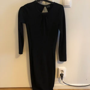 Klänning  - Klänning med öppen rygg från zara st S