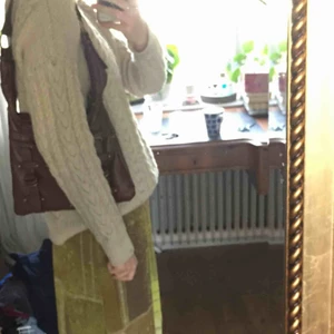  - Säljer en jättefin väska, dock är det lite små hål i tyget/fejkskinnet men de syns inte alls mycket. Hålen går inte igenom väskan utan syns bara på utsidan. Verkligen snygg och trendig och passar perfekt till sommaren😌