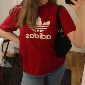  - Oversized adidas t-shirt! supersnygg till sommaren! köparen står för frakten💞🦋