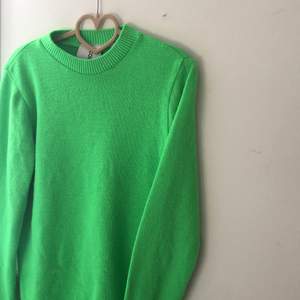 Neongrön stickad tröja från COLLUSION! Säljer denna då den inte längre kommer till användning. Den är i fint skick utöver att den blivit lite nopprig. Frakten är inräknad i priset 💞