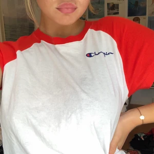 Champion t-shirt - Skiiitsnygg t-shirt från Champion. Nyskick och helt fläckfri, ser ut som att tyget är lite konstigt på första bilden men det är bara skuggor, på andra bilden ser man att det är helt fläckfritt! Köpt i New York! 