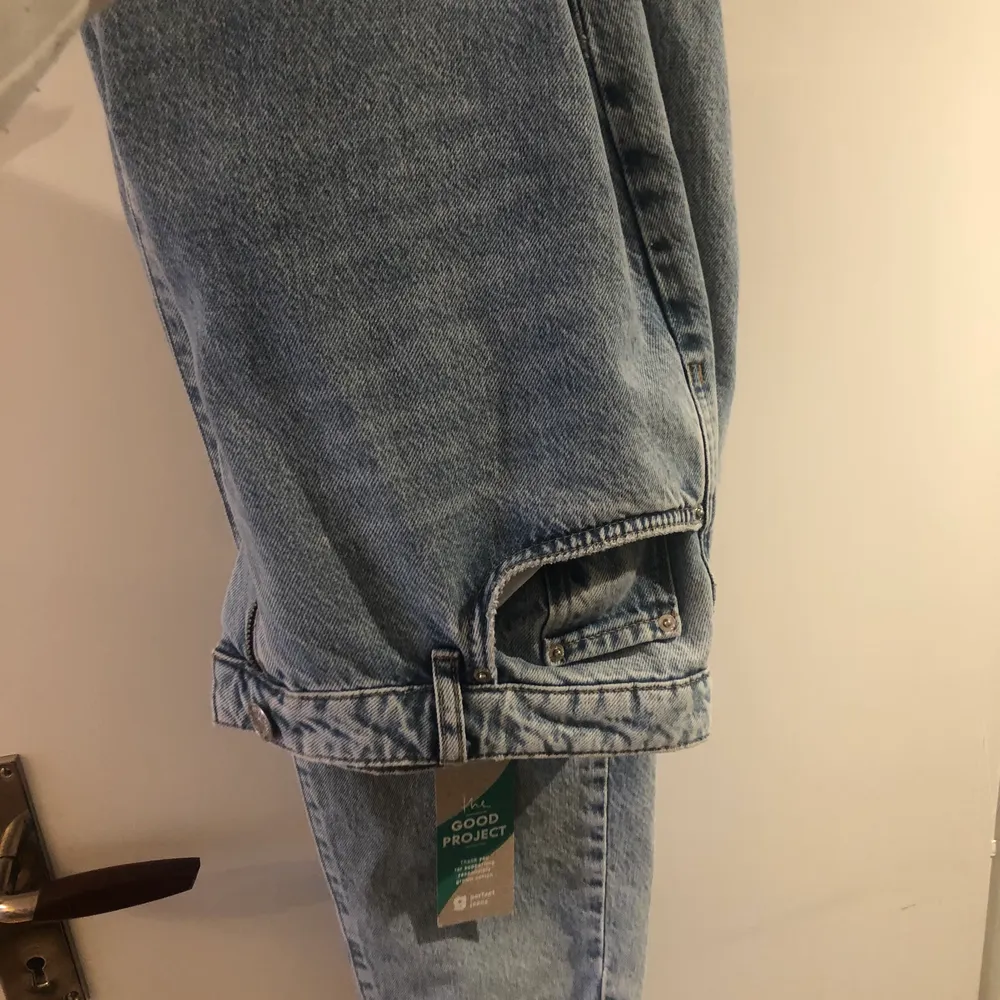 Snygga mom jeans från Gina, oanvända då dom var lite tajta på mig. Nypris 499kr! Köparen står för frakt 📦 . Jeans & Byxor.