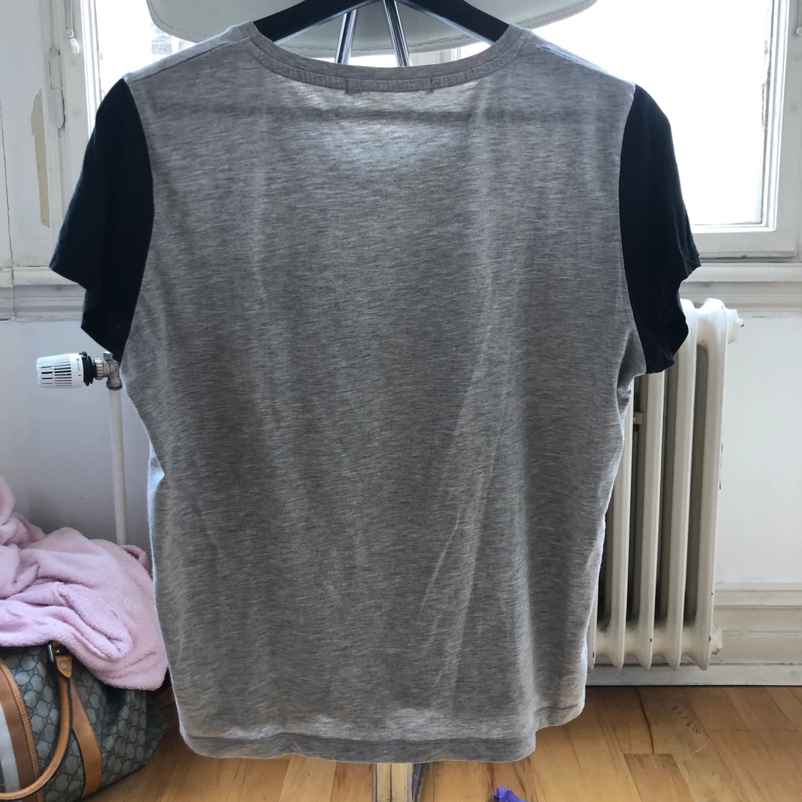 Grå t-shirt med en tjur på - 90