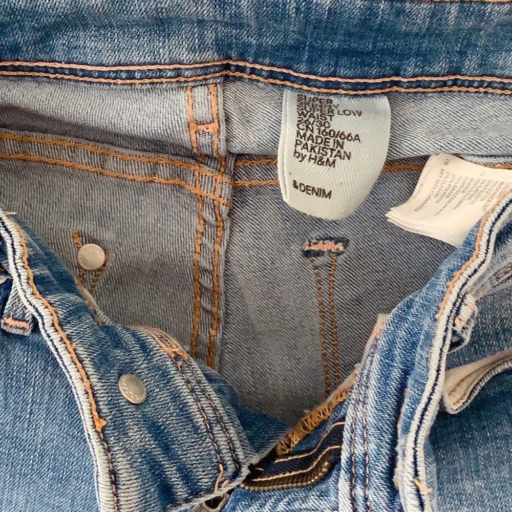 Super skinny jeans, super low waist, 26/30, frakt 59kr. Farkut & Housut.