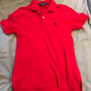 Piké - Röd piké, i fint skick, köparen står för frakt, lite liten i storlek så skulle säga att den är en XS