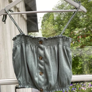 Gröngrått, fint sommarlinne storlek S - Superfint linne ifrån hm. Aldrig använt. Knyts på axlarna i höjden man vill. Har fler annonser ute och kan självklart erbjuda paketpris :)