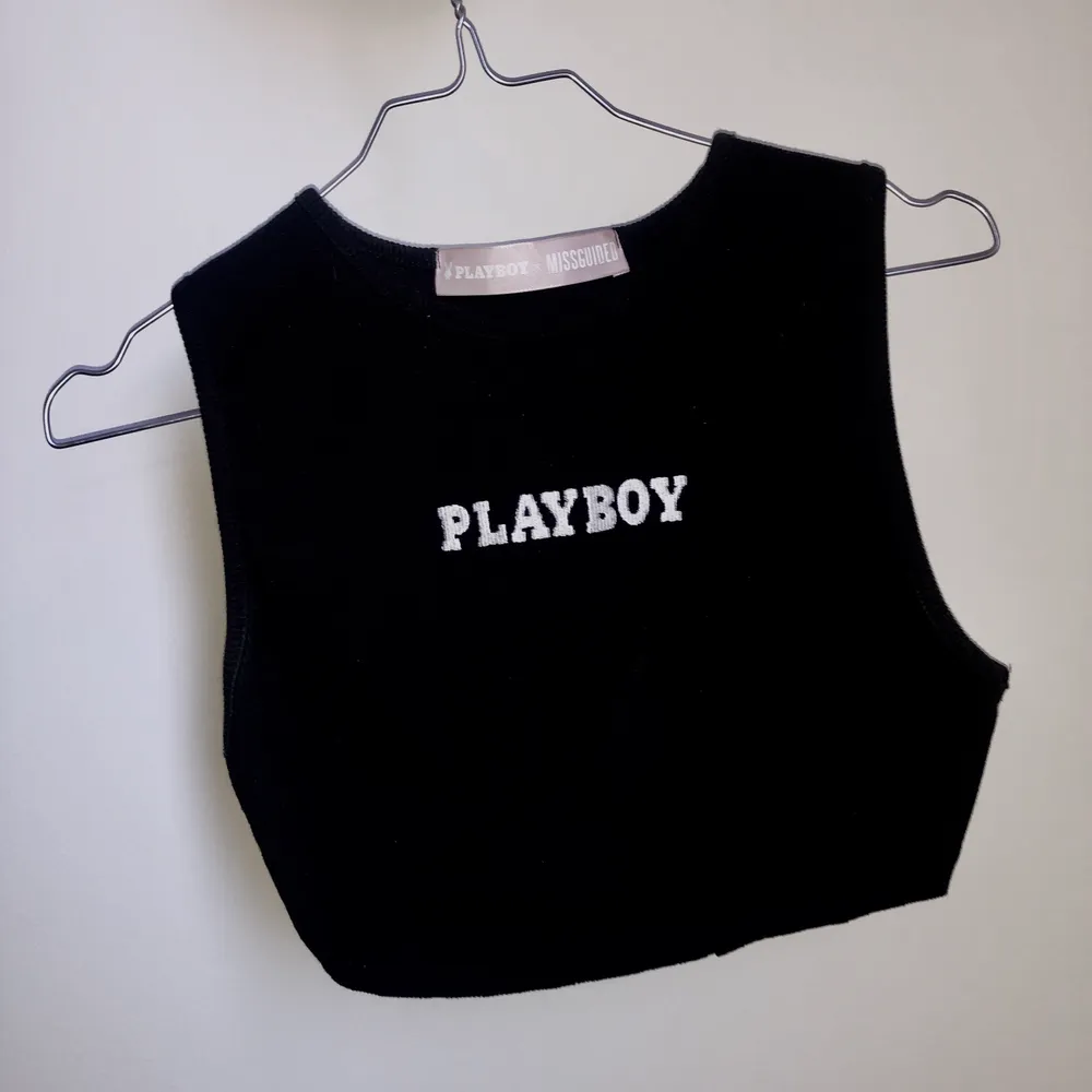 En supersöt och sexig kort topp från Missguided X Playboy. Slutsåld supersnabbt på hemsidan, köpt för max ett år sedan. Använd max 3 gånger. Betalning via swish. Skickas mot fraktkostnad eller möts upp nära centrala GBG.. Toppar.