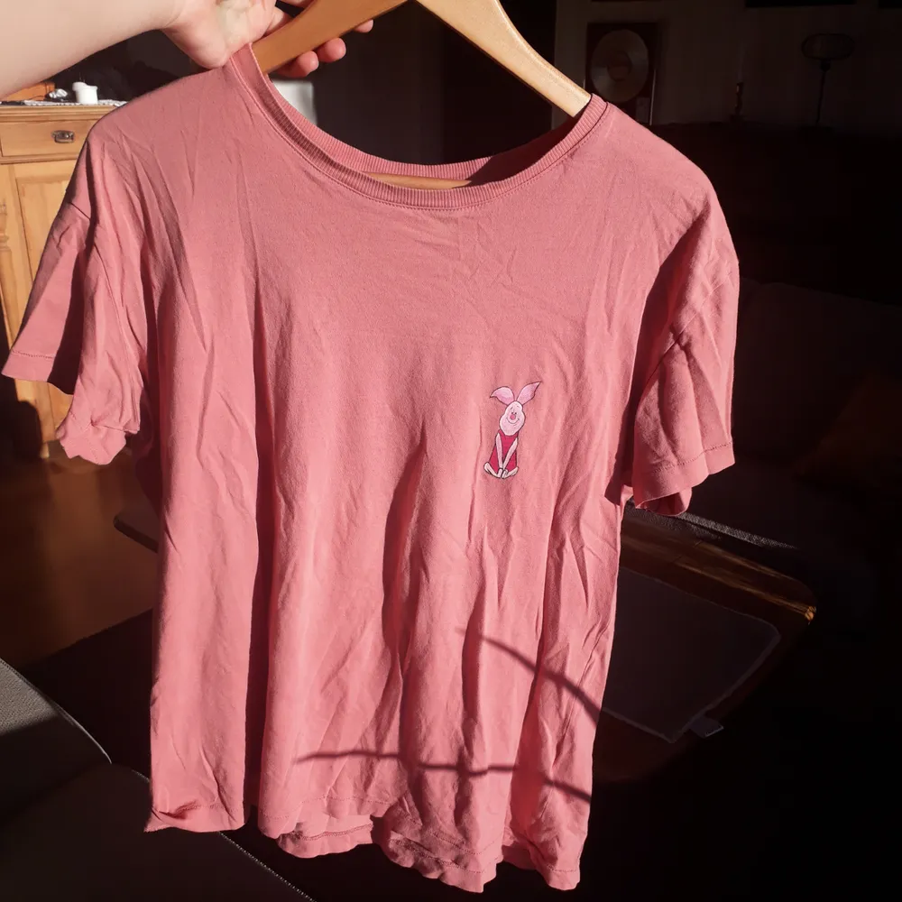 En rosa t-shirt med nasse från nalle puh på i tunnare material. Jag har målat den själv. Går att tvätta i 40°c. T-shirts.