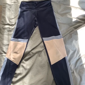 Träningstights Reebok  - Träningstights från Reebok i stl S. I fint skick. Köparen står för frakten 