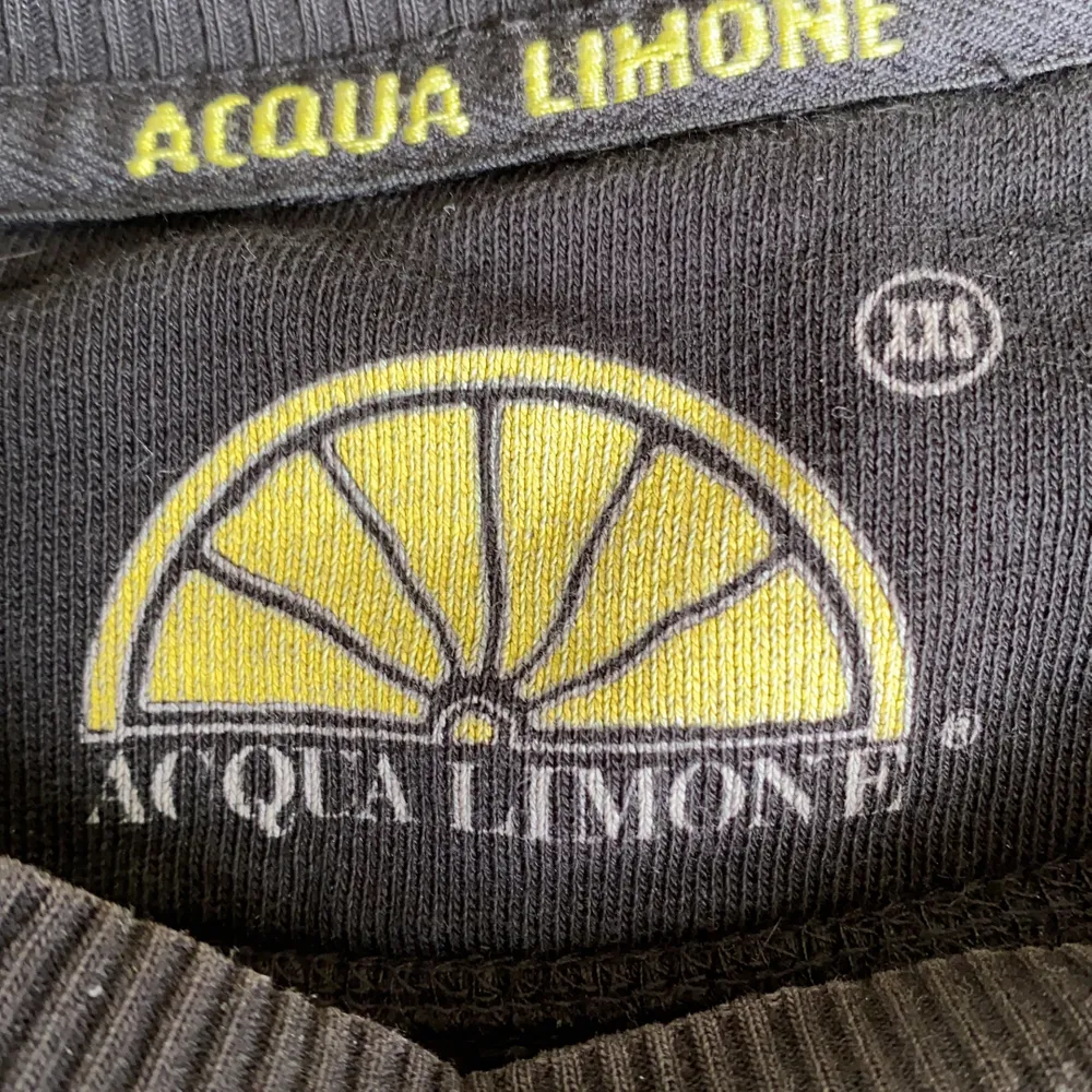 Säljer min Aqua Limone tröja pga för liten, den är i fint skick, inget trasigt. Storleken är xxs och är i färgen svart. Nypris 800, pris går att diskutera. Tröjor & Koftor.