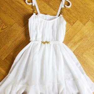 Ida Sjöstedt 🤍 - Säljer nu min märkes klänning från Ida Sjöstedt.  Den är i superskick och ser ut som ny. Passar en som bär xs/s.  Köpt för 1600kr. 💛