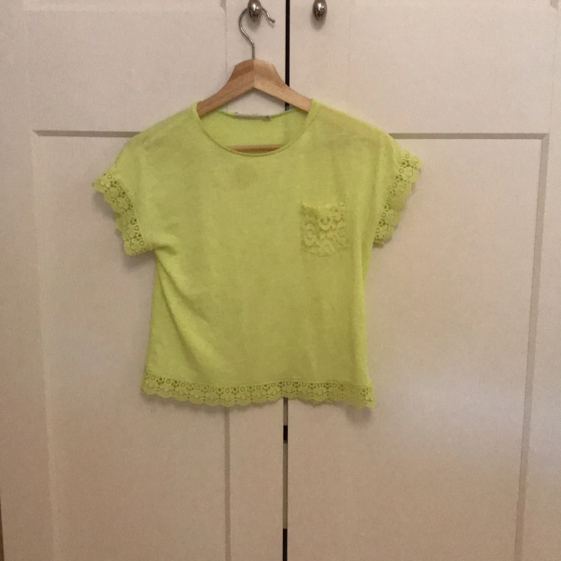 Gul T-shorts med spets i strl 146/152