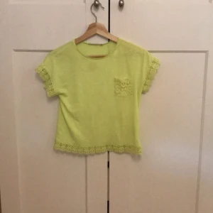 Gul T-shorts med spets i strl 146/152 - Har används många gånger men den är i ett ganska bra skick.