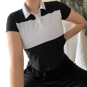 Croptop från NEWYORKER - En svartvit croptop från newyorker, använd vid få tillfällen. Köpt i storlek M, men passar S-M. En snabb affär uppskattas 💜