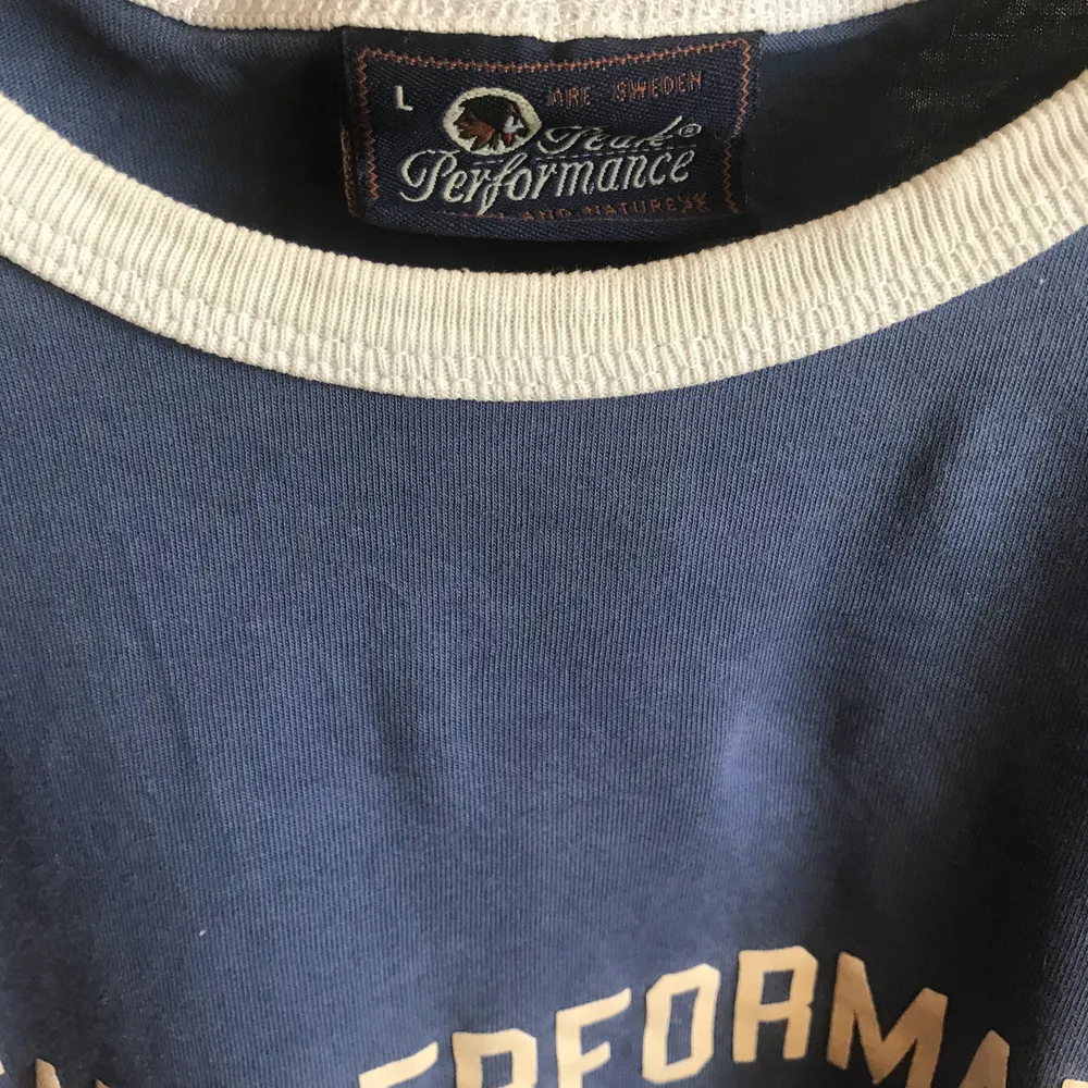 Vintage peak performance t-Shirt från 90-talet i en jättesnygg blå färg med vita detaljer.. T-shirts.