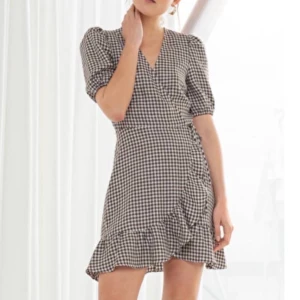 Rutig klänning från &Other Stories - Säljer min fina klänning från &Other Stories av anledning till att den blivit lite kort på mig (är 1.81 cm) och inte finner användning av den längre. Använd ENDAST en gång så i helt nyskick 💞 frakt 40 kr