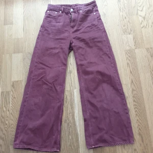 Weekday jeans Ace        storlek M - Ett par jättesnygga vida jeans från weekday. Används få tal gånger.  Säljer pga för stora